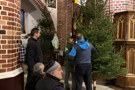 PRZEDŚWIĄTECZNE PRZYSTRAJANIE KOŚCIOŁA